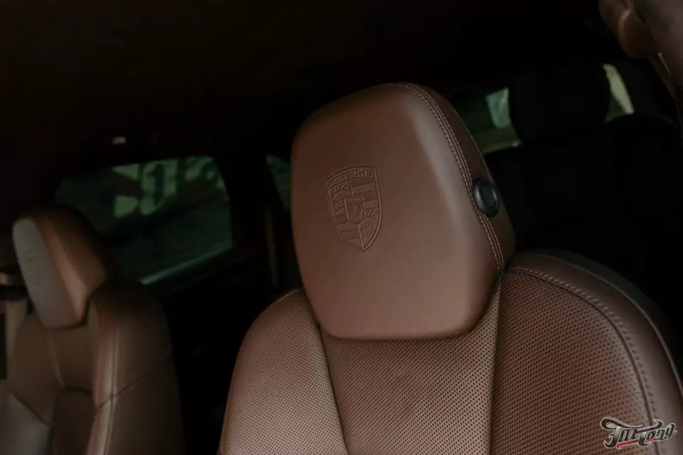 Частичный пошив салона Porsche Cayenne в кожу, полировка и керамика кузова